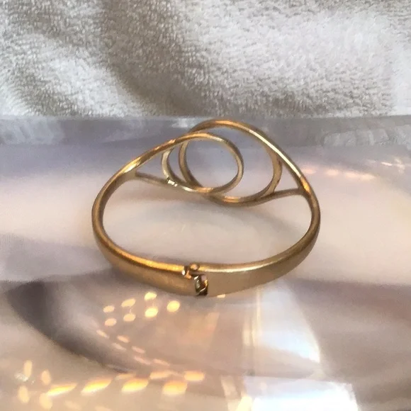 FEMININE BRUSHED GOLD TONE HINGED BRACELET / EX SM / S - Picture 2 of 2